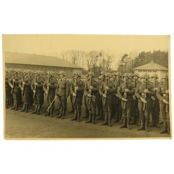 Luftwaffe Flak soldados con el teniente condecorado sosteniendo la espada. Espenlaub militaria